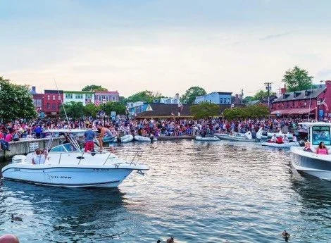 Annapolis celebrates the 4th of July the best way with parades, boat rides, fireworks and so much more!! The Goat Getaway is available for the 4th of July for you and your family to enjoy this patriotic holiday in Annapolis, MD! Check out our website