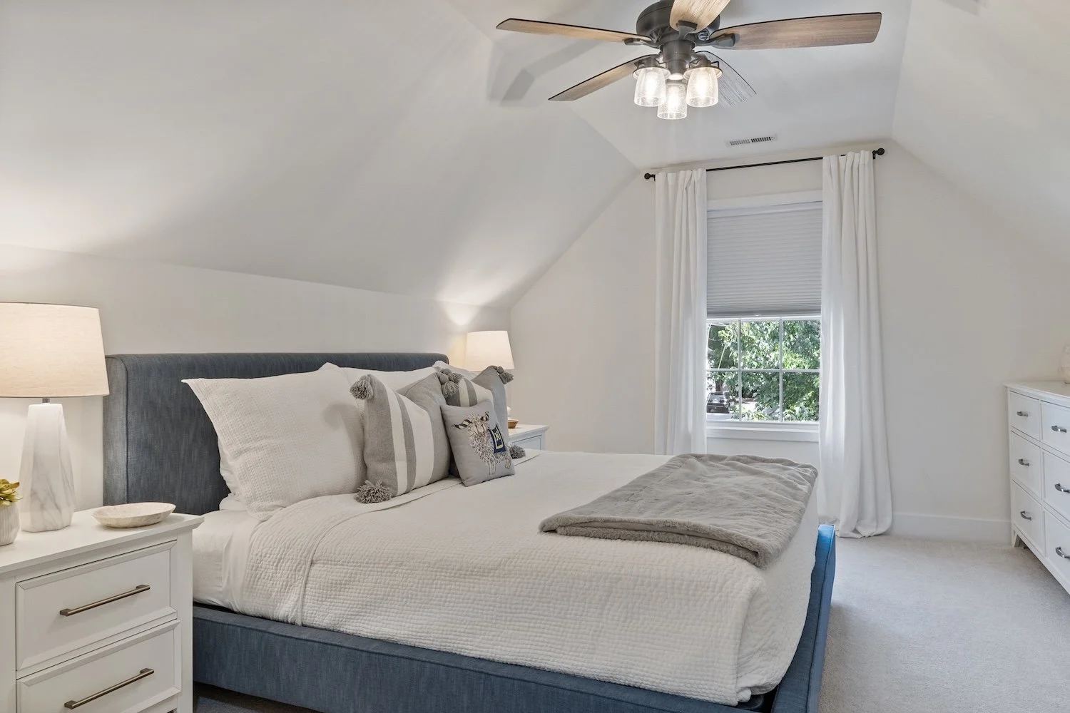 Guest bedroom with king bed.jpg