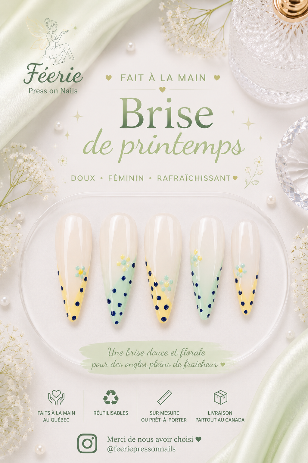Présentation de faux ongles décoratifs avec un motif floral de printemps en jaune et bleu, accompagnée d'éléments de décoration florale et de bijoux en cristal sur un fond blanc et vert pastel.