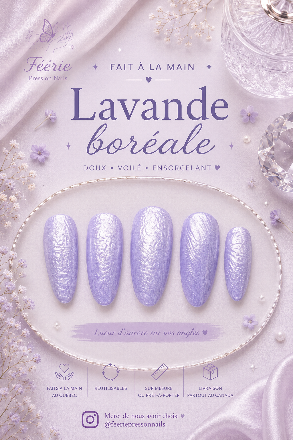 Vernis à ongles violet lavande, laissé en évidence au centre d'une image avec un fond pastel, ornée de fleurs et de décorations élégantes, avec un flacon de parfum en verre et des cristaux à proximité.
