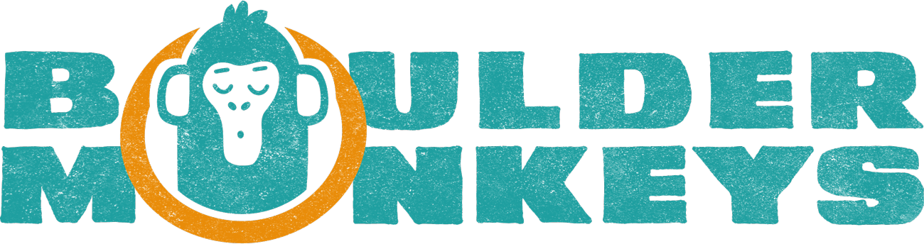 Logo von "Bouldering Monkeys" mit einem Affenkopf in der Mitte, umgeben von einem orangenen Kreis, und der Schrift im Blau.