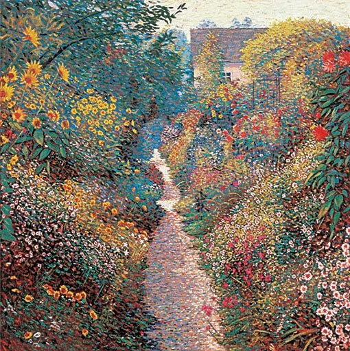 Paisagem de jardim com caminho e flores coloridas, árvores e casa ao fundo.