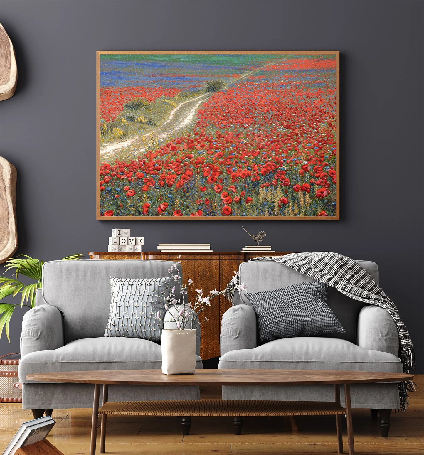 Sala de estar com sofá cinza, almofadas decorativas, mesa de centro, uma pintura de campo de papoulas na parede cinza escura, plantas ao lado e objetos decorativos na estante.