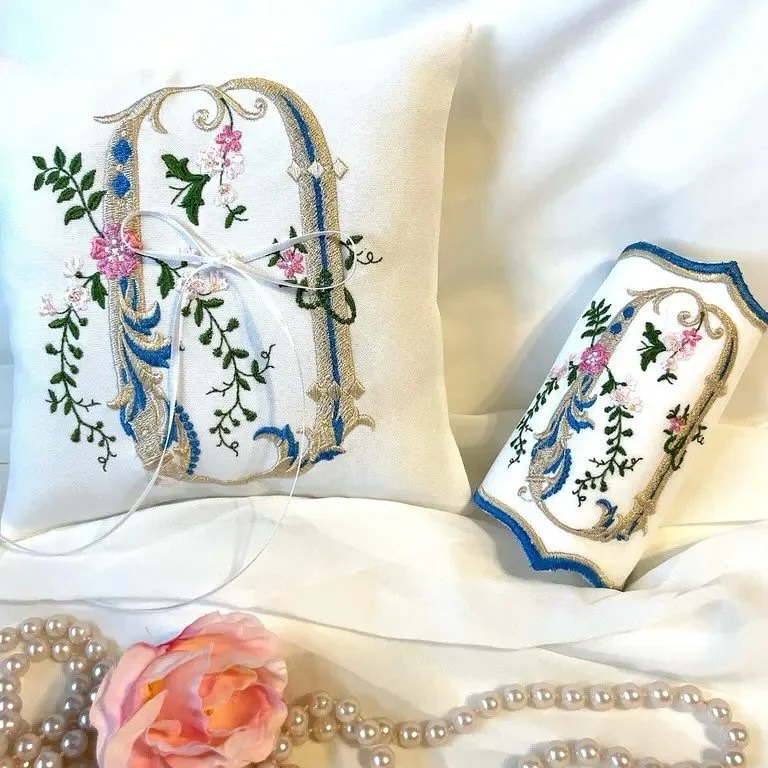 Flower bouquet wrap with a custom embroidered monogram. #smallbusiness #embroidery #personalizedgifts #etsyshop #etsy #supportsmallbusiness #womenowned #ricoma #sewing #bridal #bride #wedding #weddingplanning #flowers #bouquet #monogram