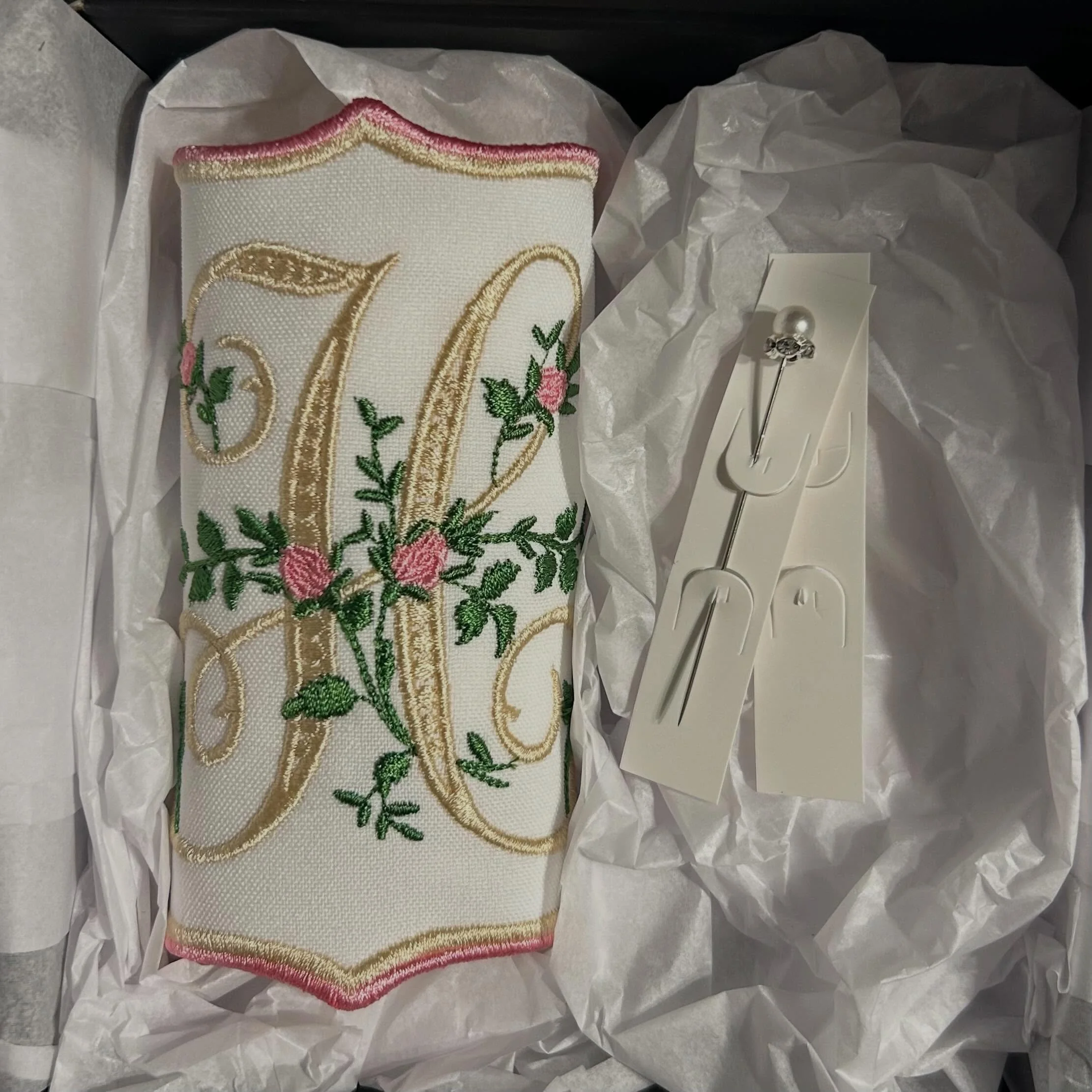 Our personalized monogrammed bouquet wraps are embroidered to become a keepsake for your wedding day. Perfect for brides, bridal showers &amp; wedding day gifts 💐 Shop now through the link in our bio to create a wedding detail that&rsquo;s as meanin