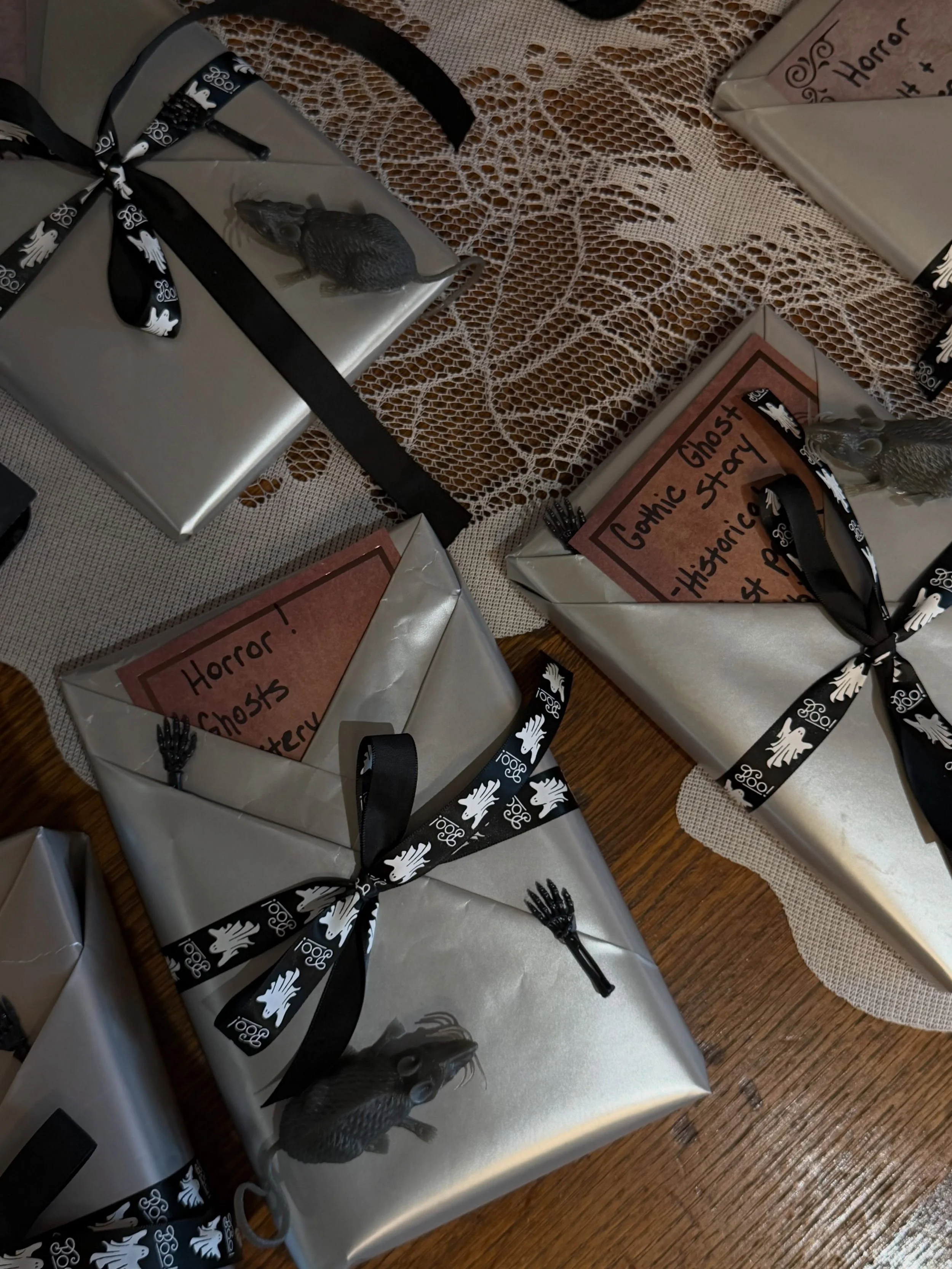 📚👻BOO BOOKS ARE HERE👻📚

Looking for your next spooky season read? Let us pick for you! Our Boo Books are full of surprises, and could be your next October obsession! 👻🎃🐀