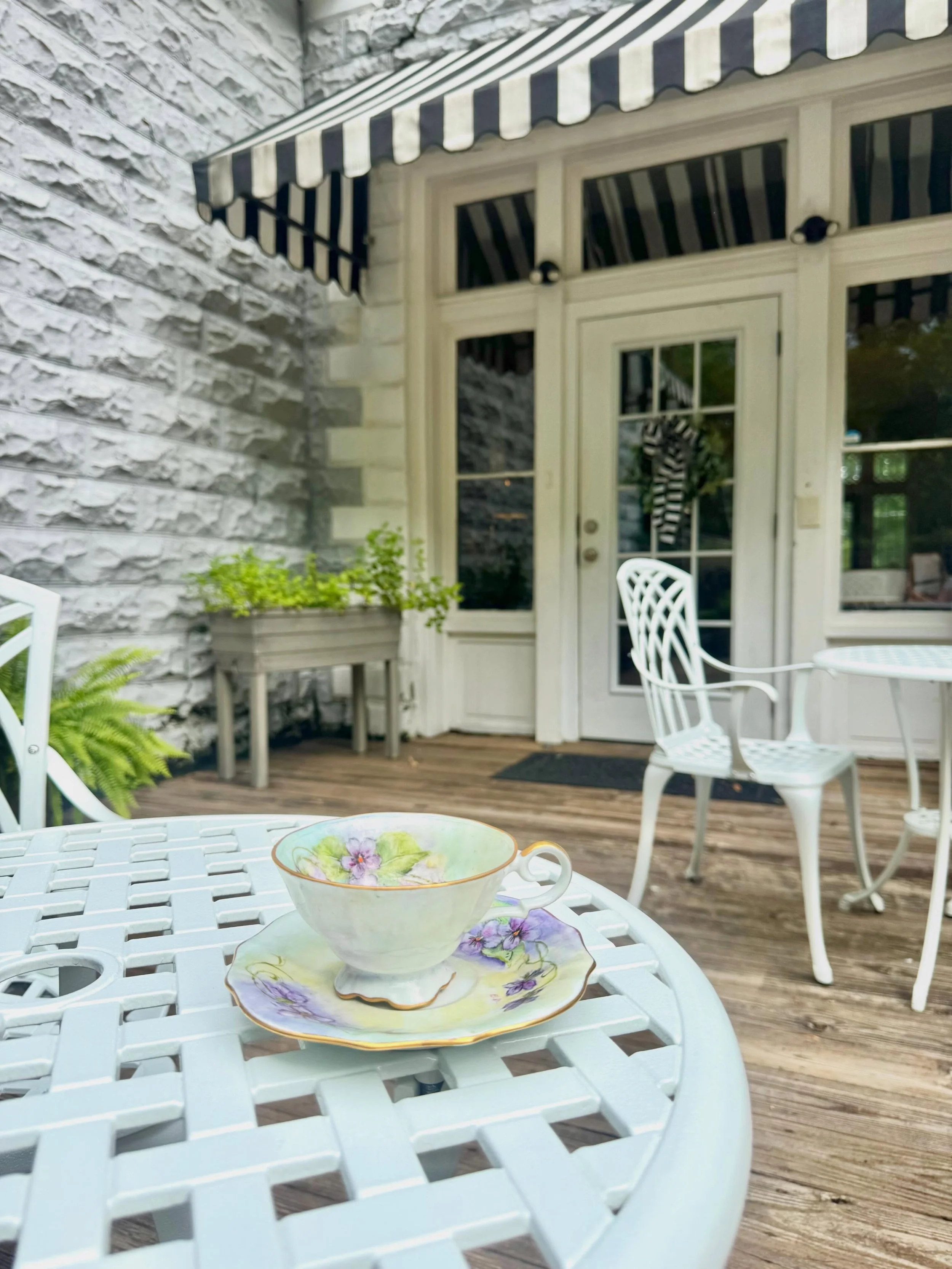 It&rsquo;s a perfect day for a cup of tea outside ☀️🫖 
Open until 5pm today, come stop by!