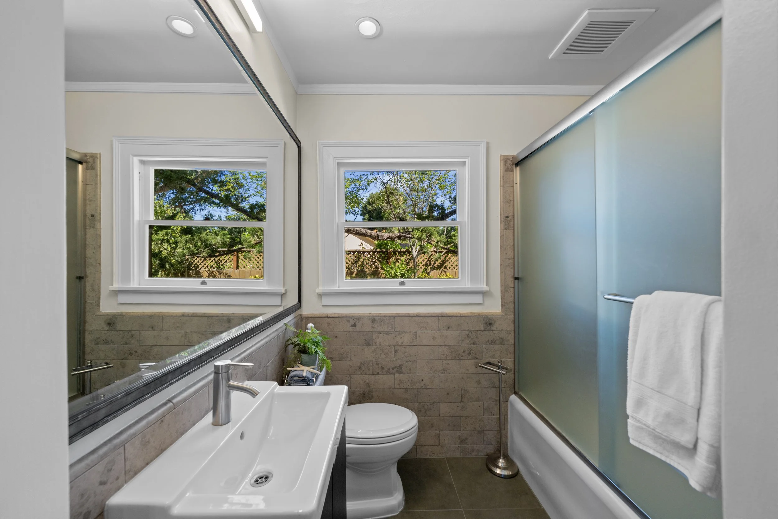1 6 1677 Mariposa_Bathroom_1.jpg