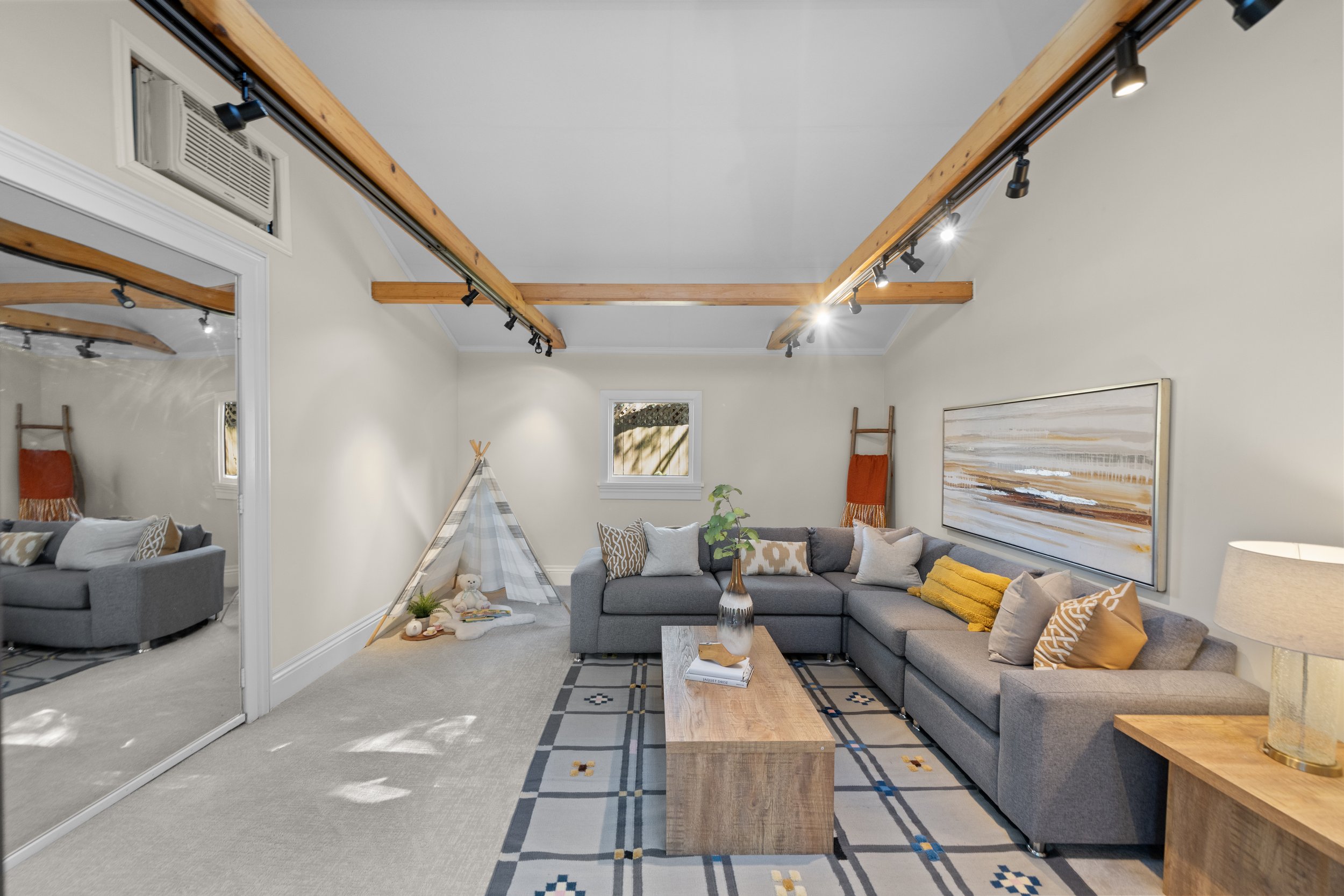 1 8 1677 Mariposa_Garage_1.jpg