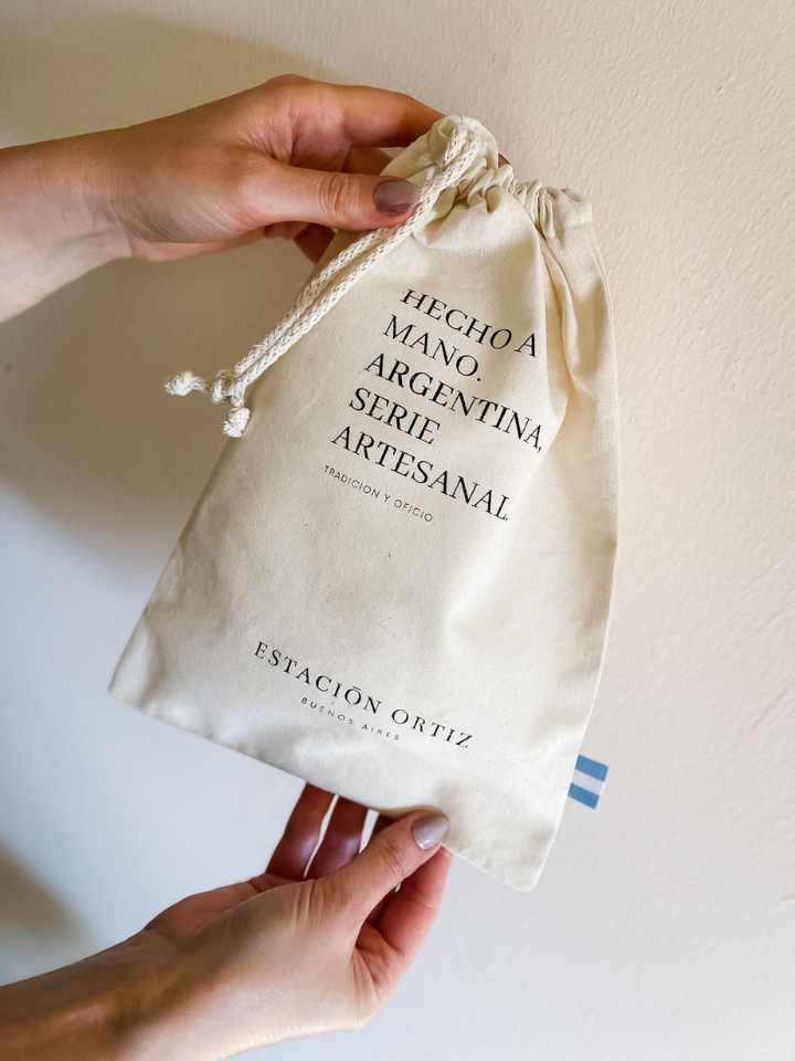 Bolsa c/frunce artesanal de lienzo con serigrafía "Hecho a mano Argentina" — producción textil Shaolguin Buenos Aires