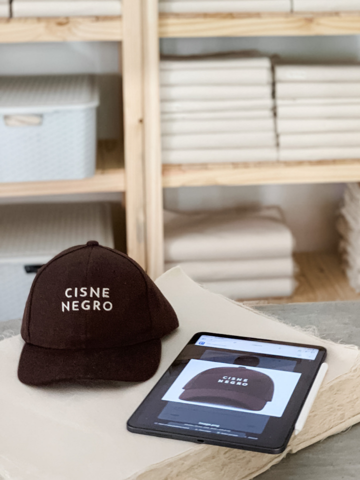 Gorra bordada Cisne Negro — servicio textil producido por Shaolguin Buenos Aires