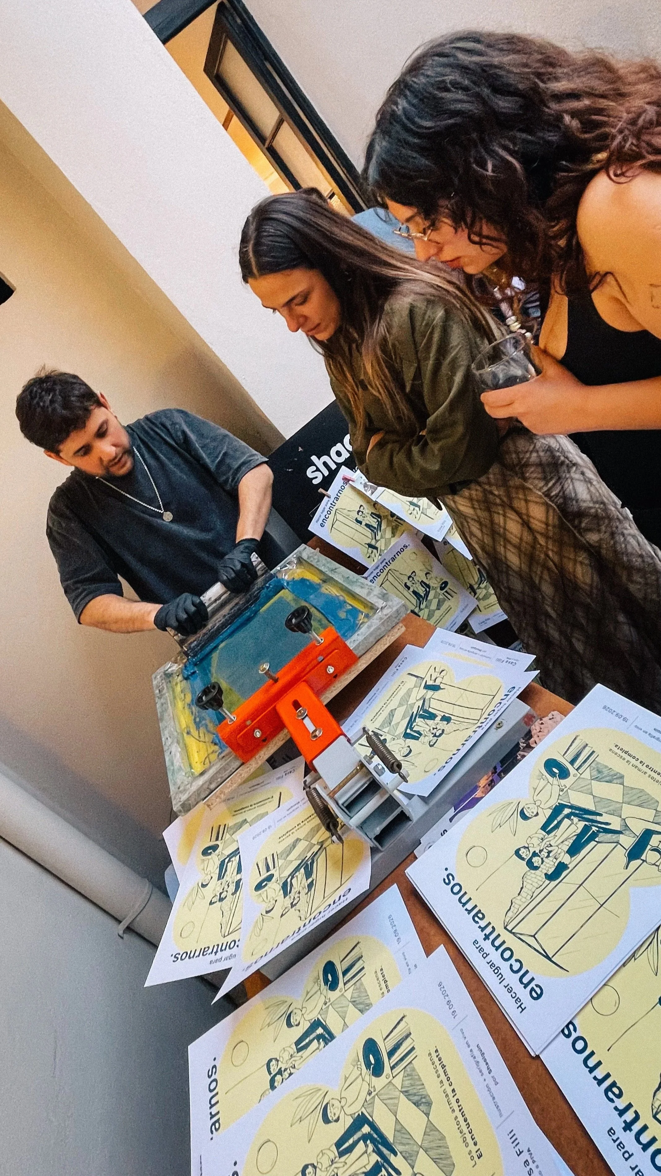 Proceso de serigrafía en vivo frente a los asistentes de un evento.