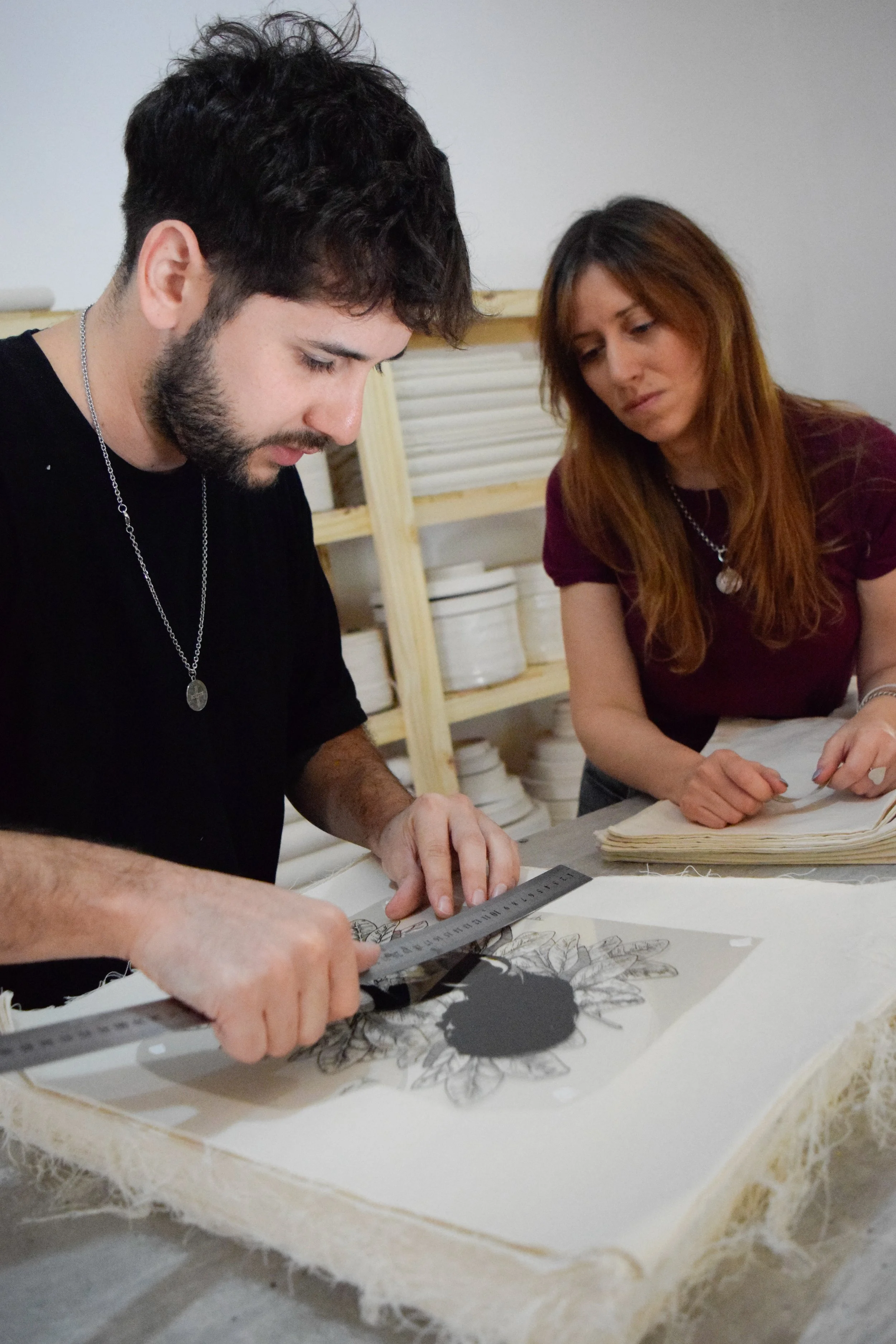 Nadia y Mauro en producción, cuidando cada detalle de packaging en taller Shaolguin Buenos Aires