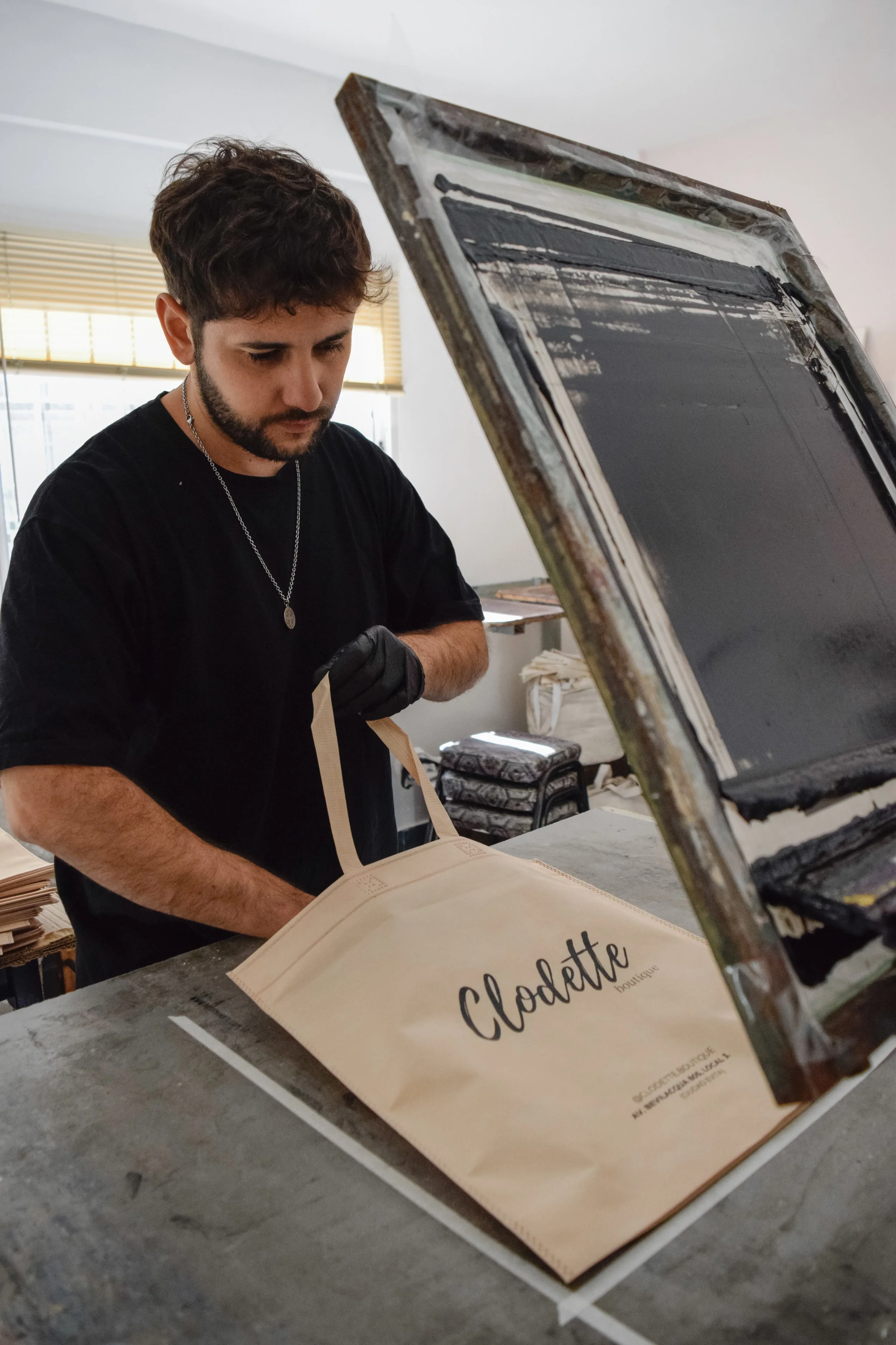 Producción de bolsas de papel personalizadas en taller Shaolguin — packaging impreso Buenos Aires