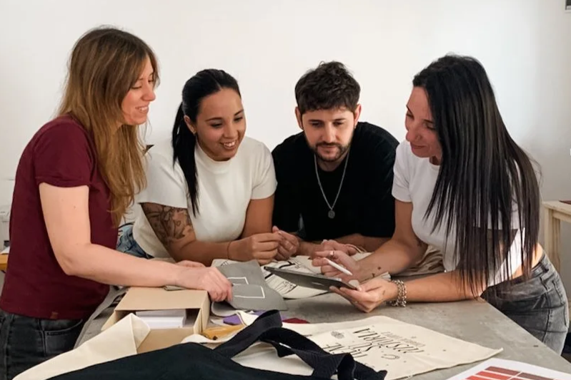 Equipo Shaolguin — Nadia, Mauro, Ana y Ceci trabajando en proyecto de packaging en taller Buenos Aires