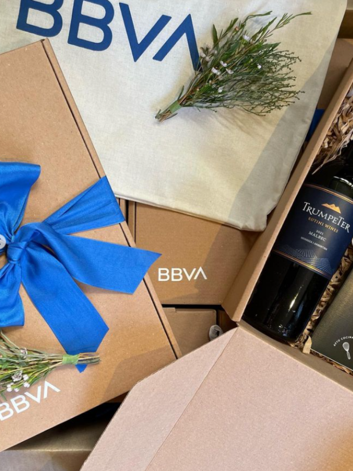 Experience Kit BBVA con packaging y botella personalizada — producción para empresa Shaolguin Buenos Aires