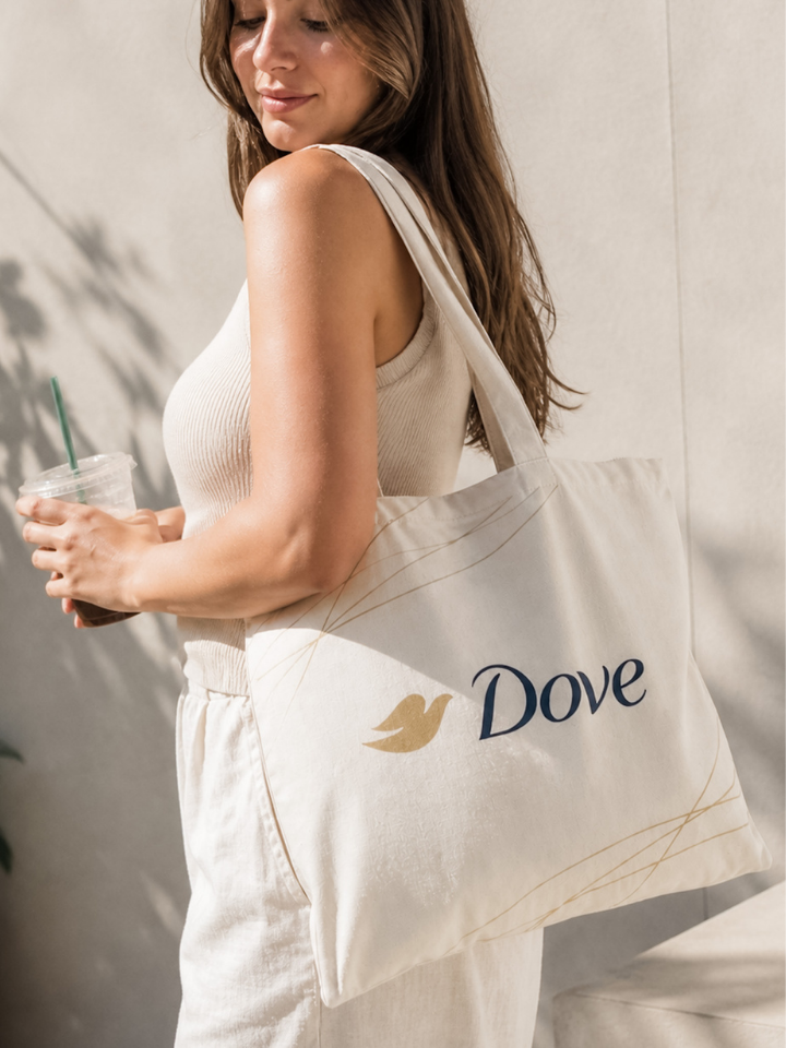 Totebag de tela con logo Dove producido por Shaolguin — serigrafía textil para campaña de marca Buenos Aires