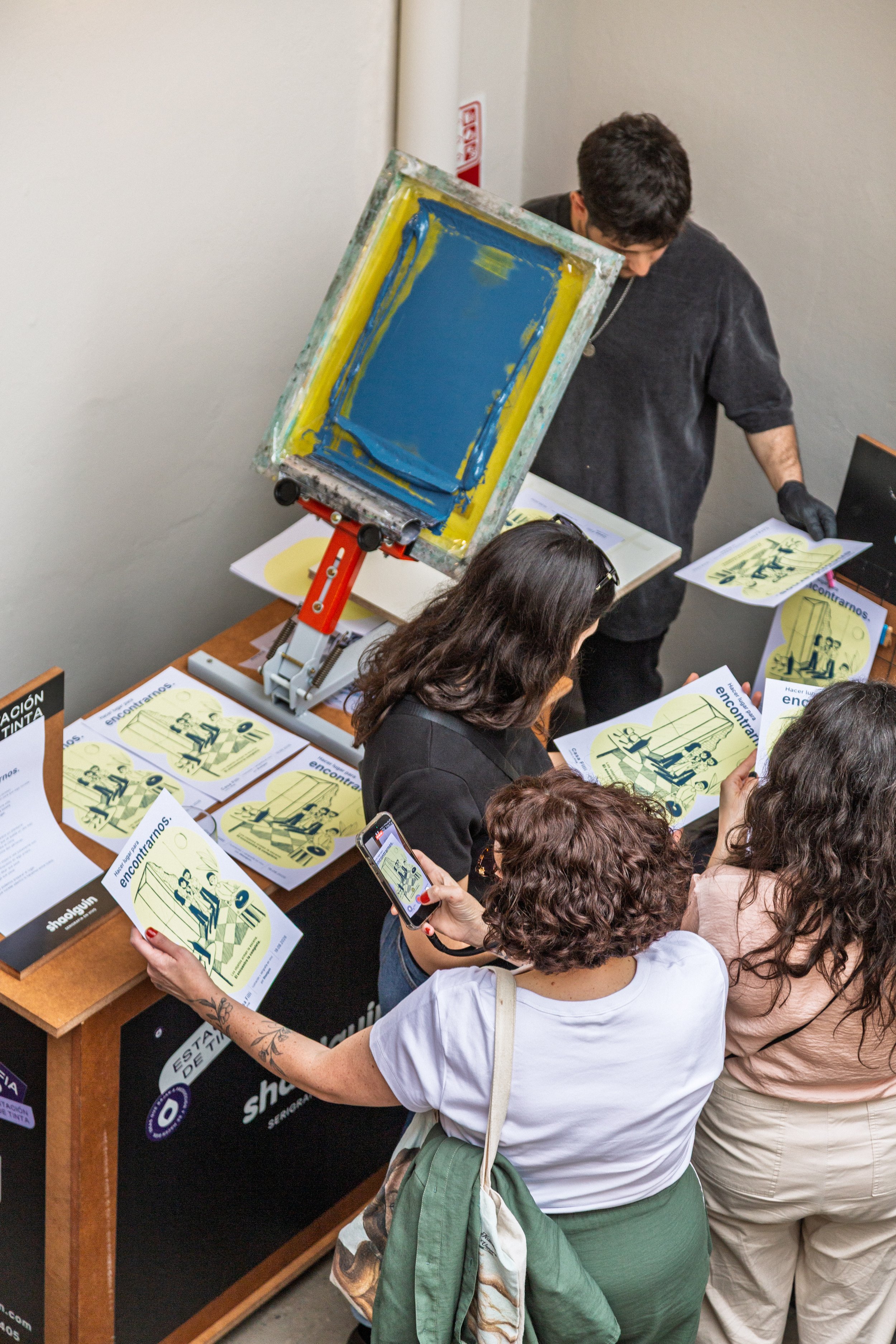 Estación de serigrafía preparada para impresión en vivo durante un evento.