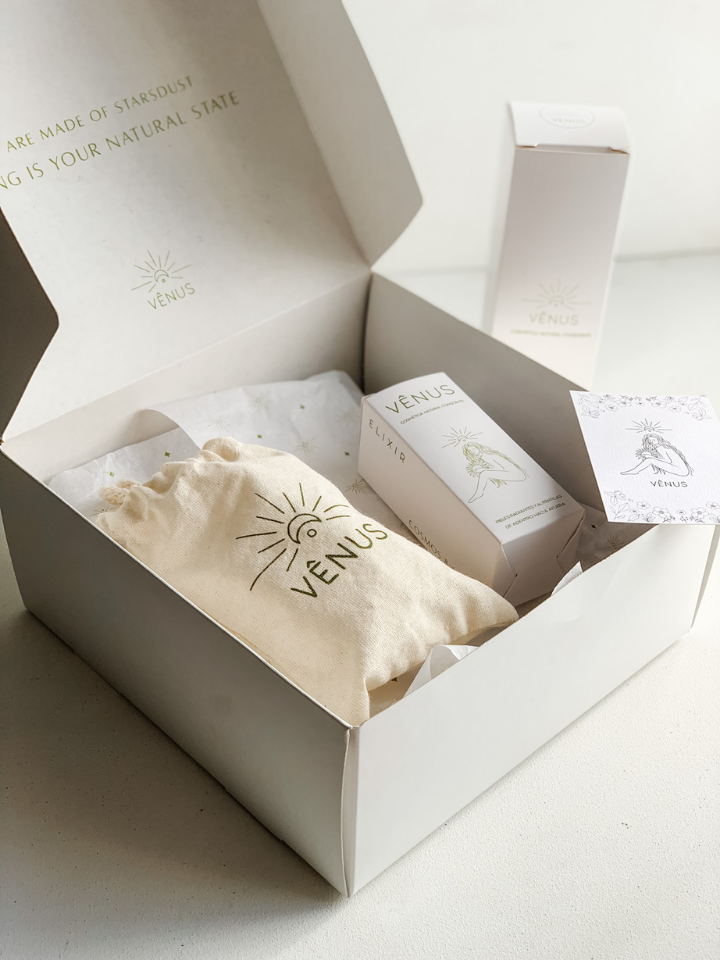 Kit de experiencia de marca con caja blanca, bolsa personalizada y cajas pequeñas con ilustración — Shaolguin estudio de producción creativa
