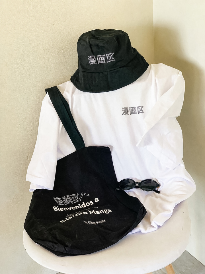 Kit de merch con totebag, remera y accesorios personalizados — producción creativa Shaolguin Buenos Aires