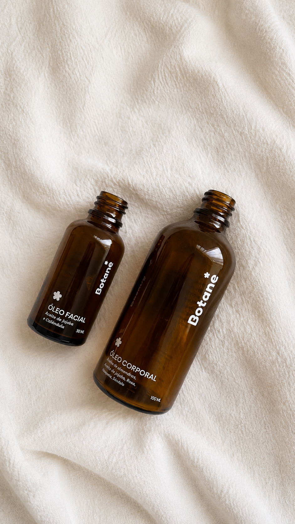 Botellas de vidrio ámbar de óleo facial y corporal con serigrafía directa en blanco, marca Botané