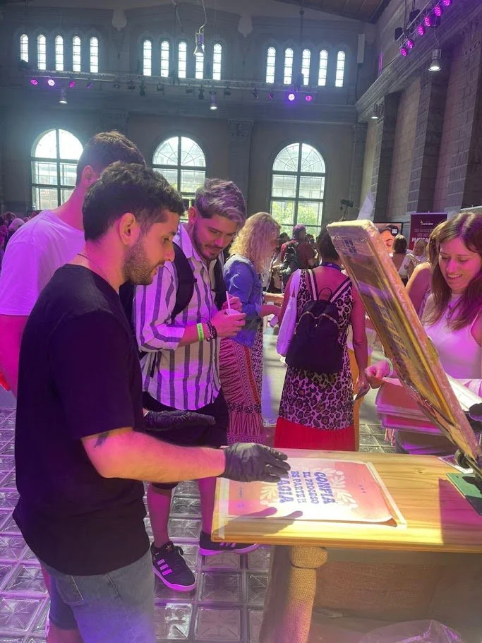 Activación de serigrafía en vivo para los asistentes de Emprendefest.