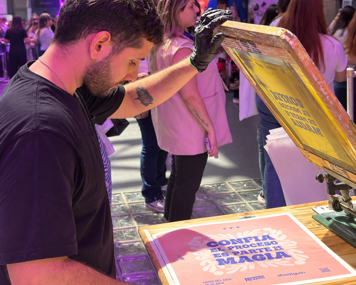 Proceso de serigrafía en vivo durante un evento en Buenos Aires.