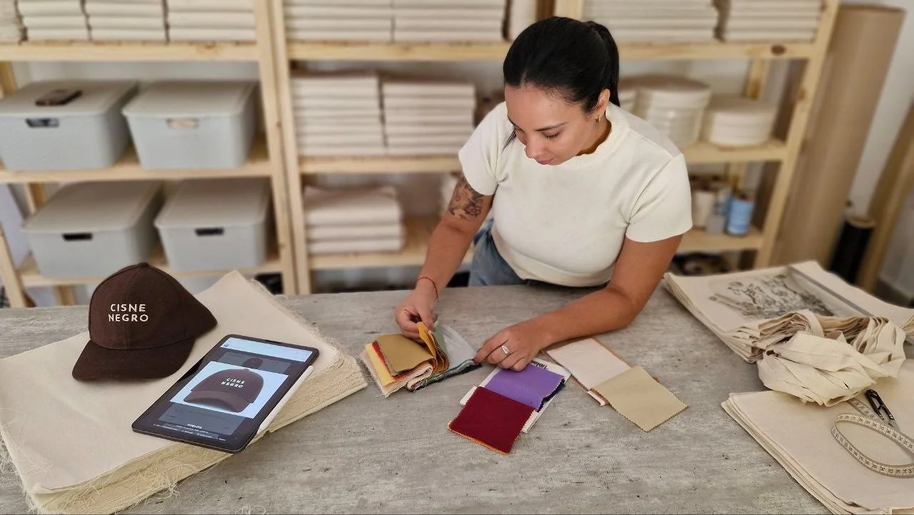 Nadia revisando muestras de tela y materiales en taller Shaolguin — desarrollo textil Buenos Aires