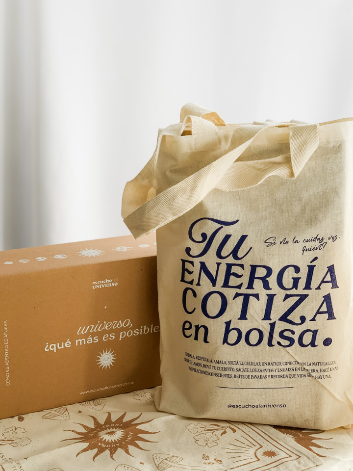 Totebag de tela con texto personalizado y caja de cartón con packaging impreso — producción Shaolguin Buenos Aires
