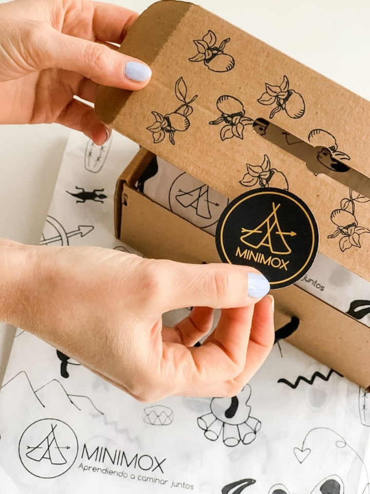 Sistema de packaging Minimox con caja y papel personalizados — producción creativa Shaolguin Buenos Aires