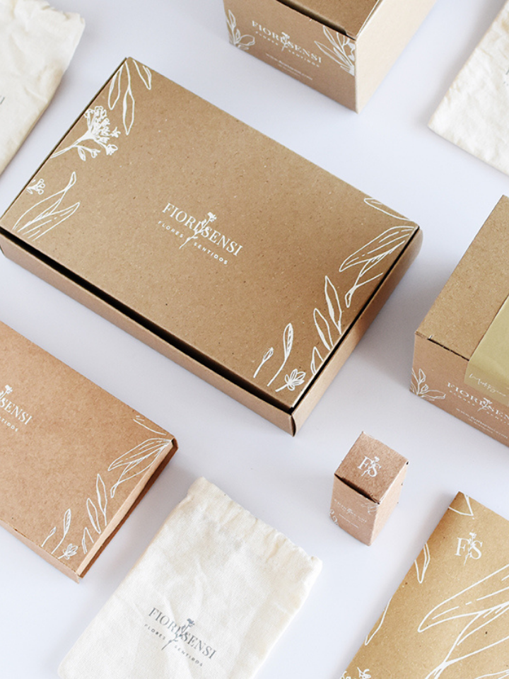 Sistema de packaging Fiorsensi — cajas kraft, bolsa de tela y envases producidos por Shaolguin Buenos Aires