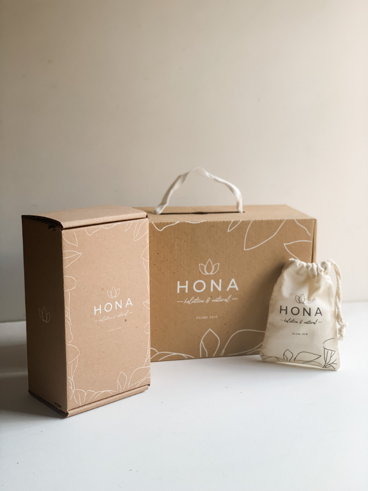 Sistema de packaging HONA — caja y bolsa con diseño minimalista producidos por Shaolguin Buenos Aires