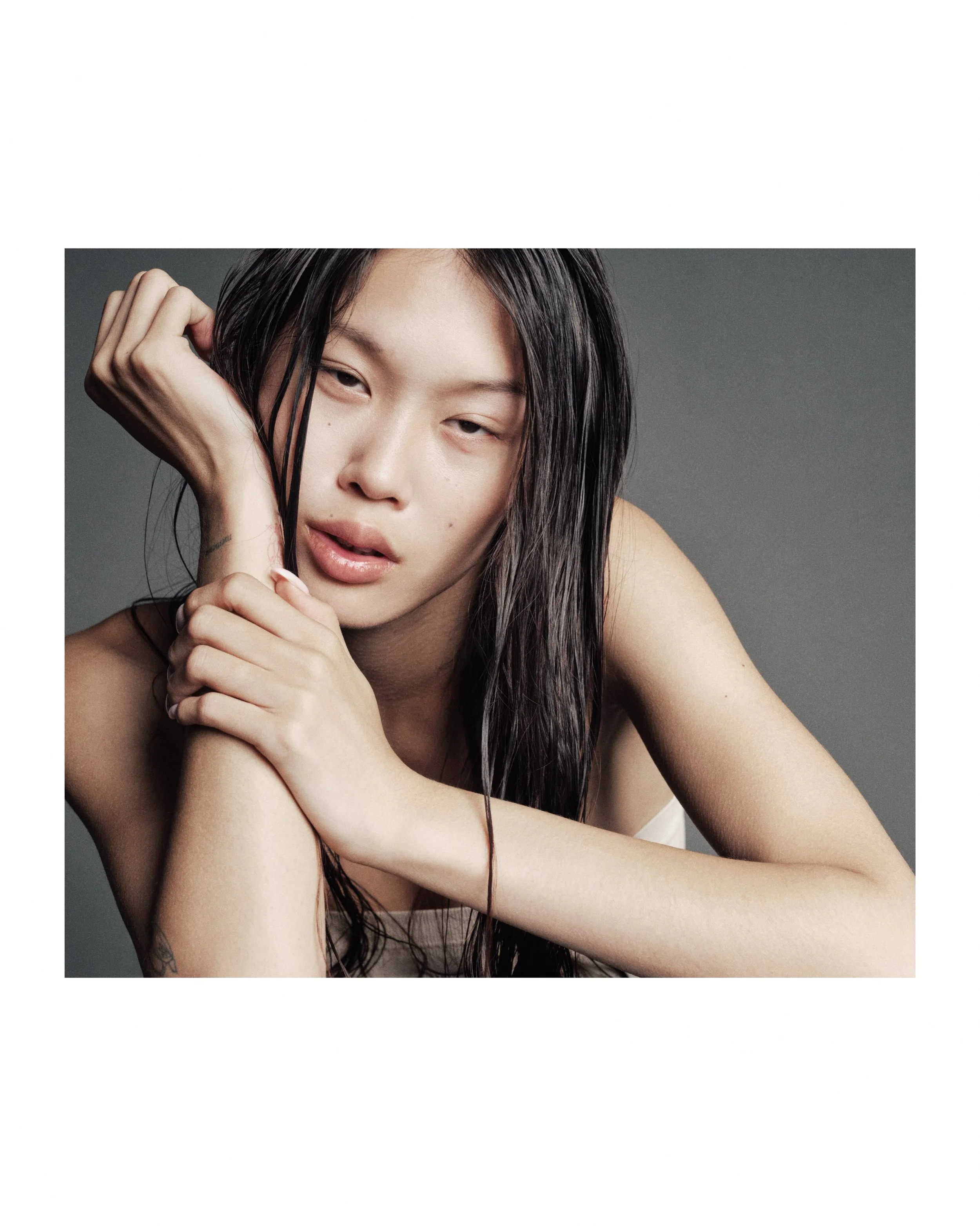 Skin for dayyyys 

Photography @chrisekeigwe 
Model @ella.caii 
Hair and Makeup by me:)