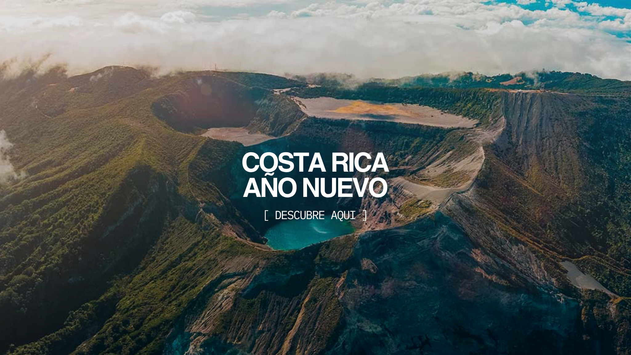 Vista aérea de un volcán en Costa Rica con vegetación y nubes en el cielo, texto sobre la imagen que dice 'Costa Rica Año Nuevo' y una invitación a descubrir en el sitio web.
