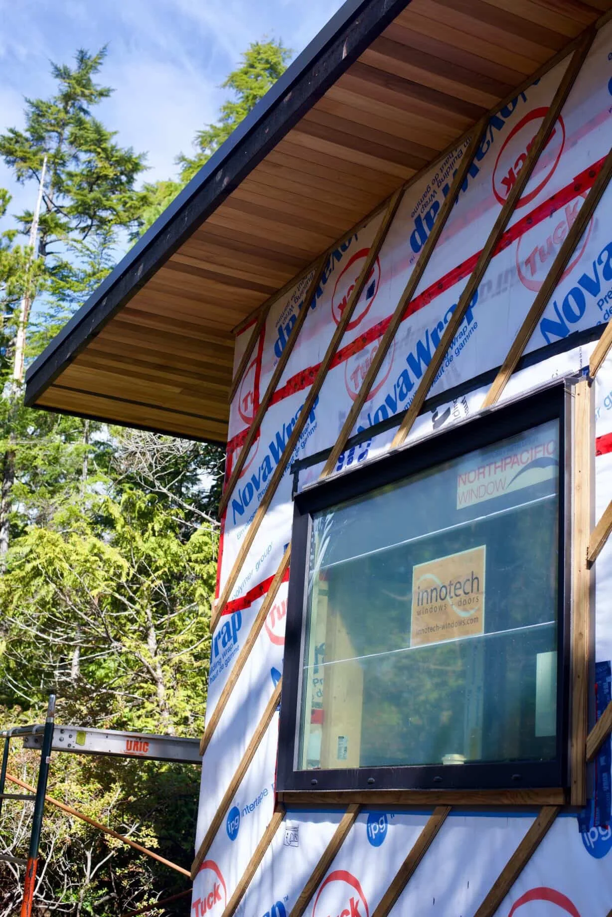 Our customers in Ucluelet, BC @The.queen.beep red cedar 