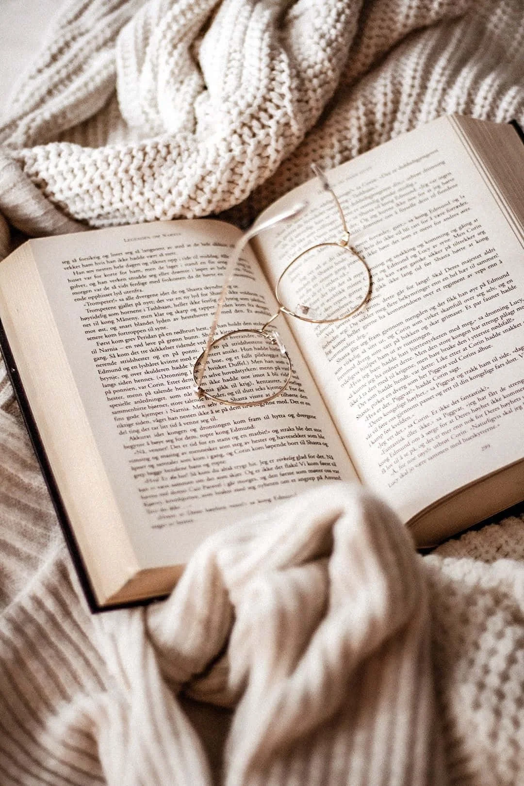 aesthetic-book-pictures-1080-x-1620-3yxso2ifjebgiiup.jpg