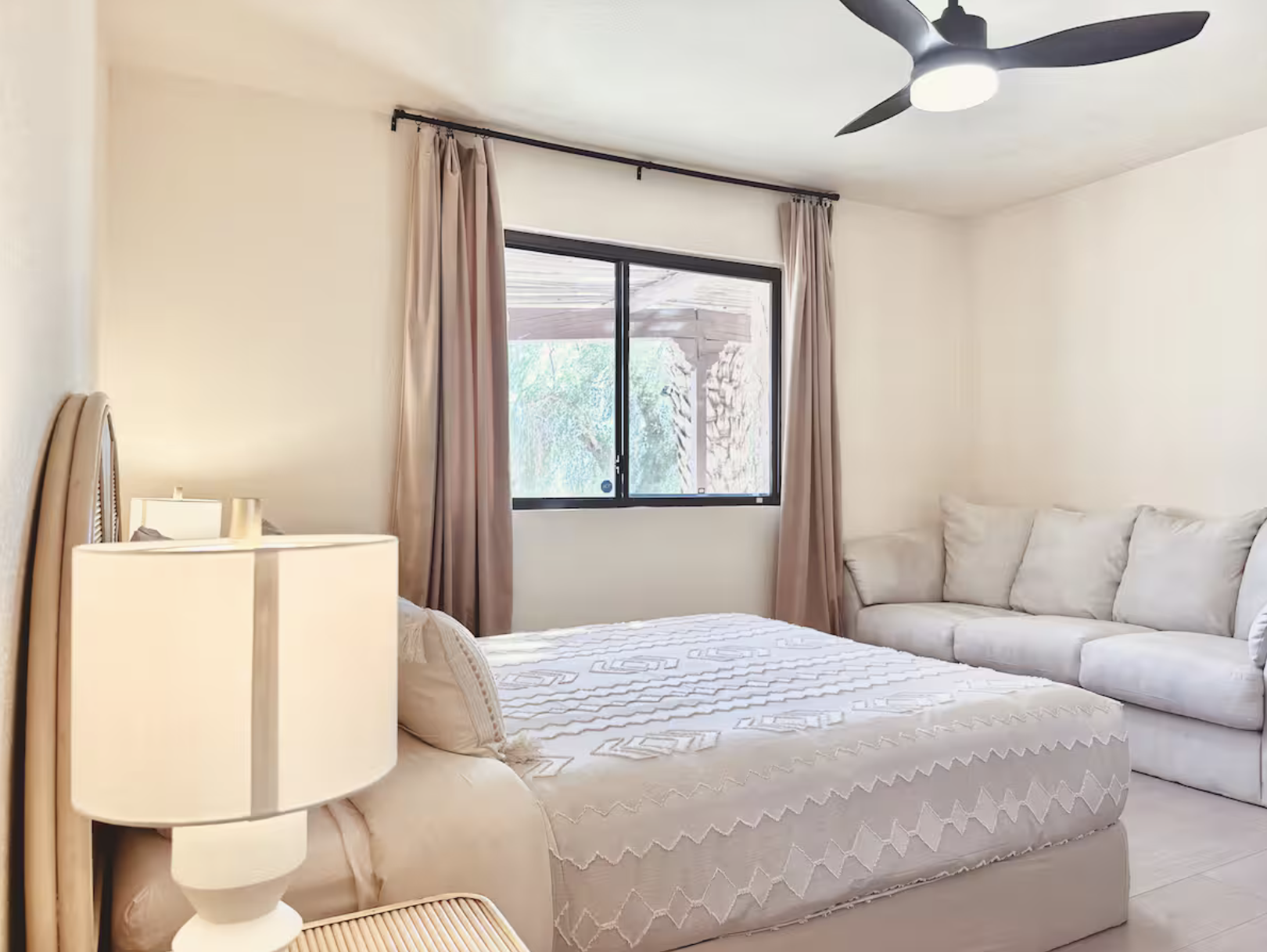 bedroom5 sitting area.png