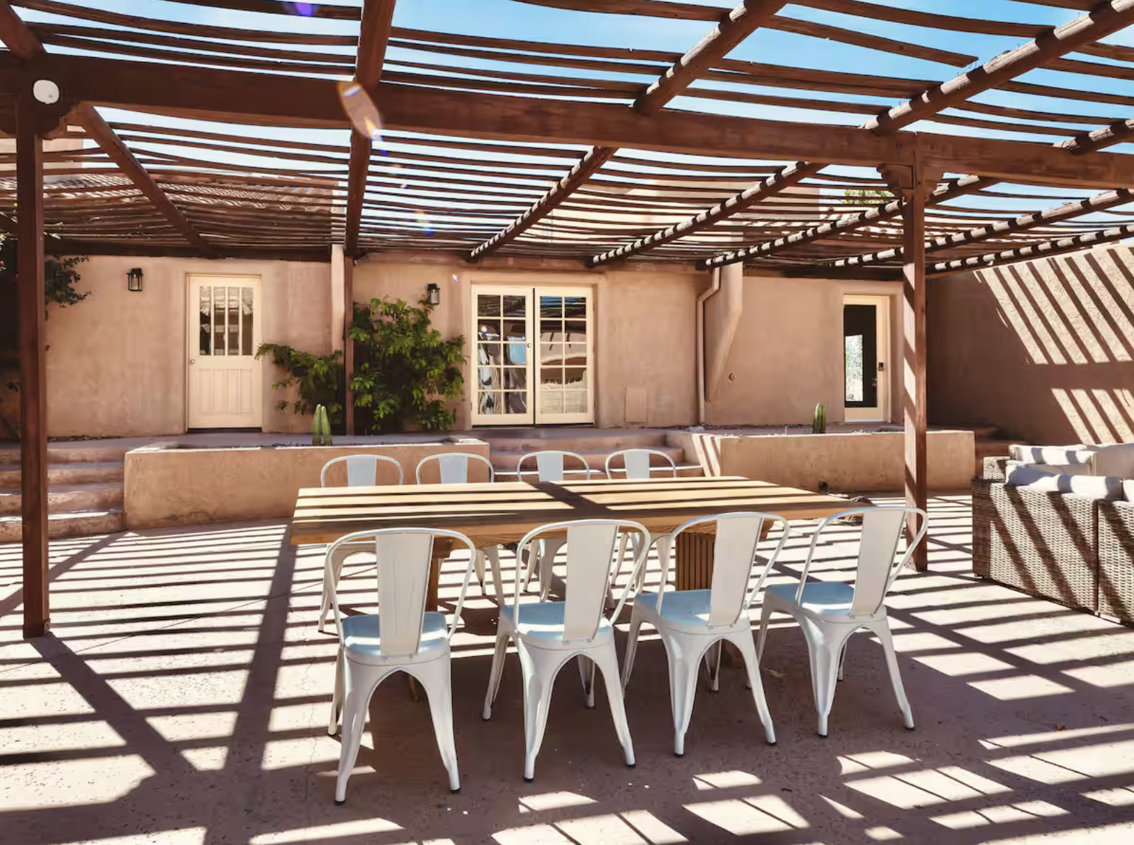 outdoor dining area.png
