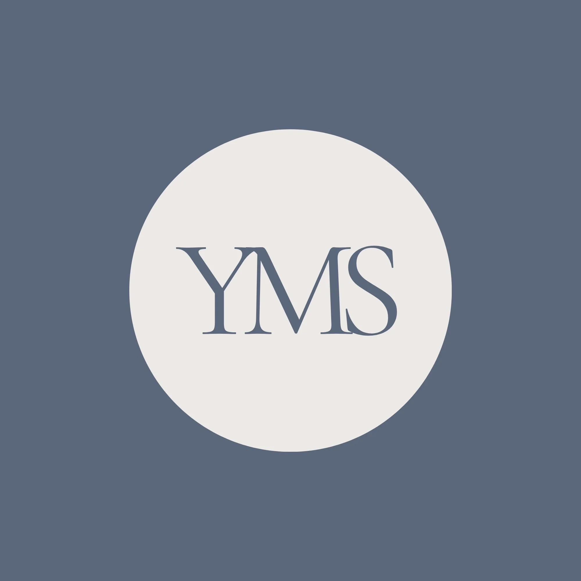 Logotipo de YMS en fondo gris oscuro