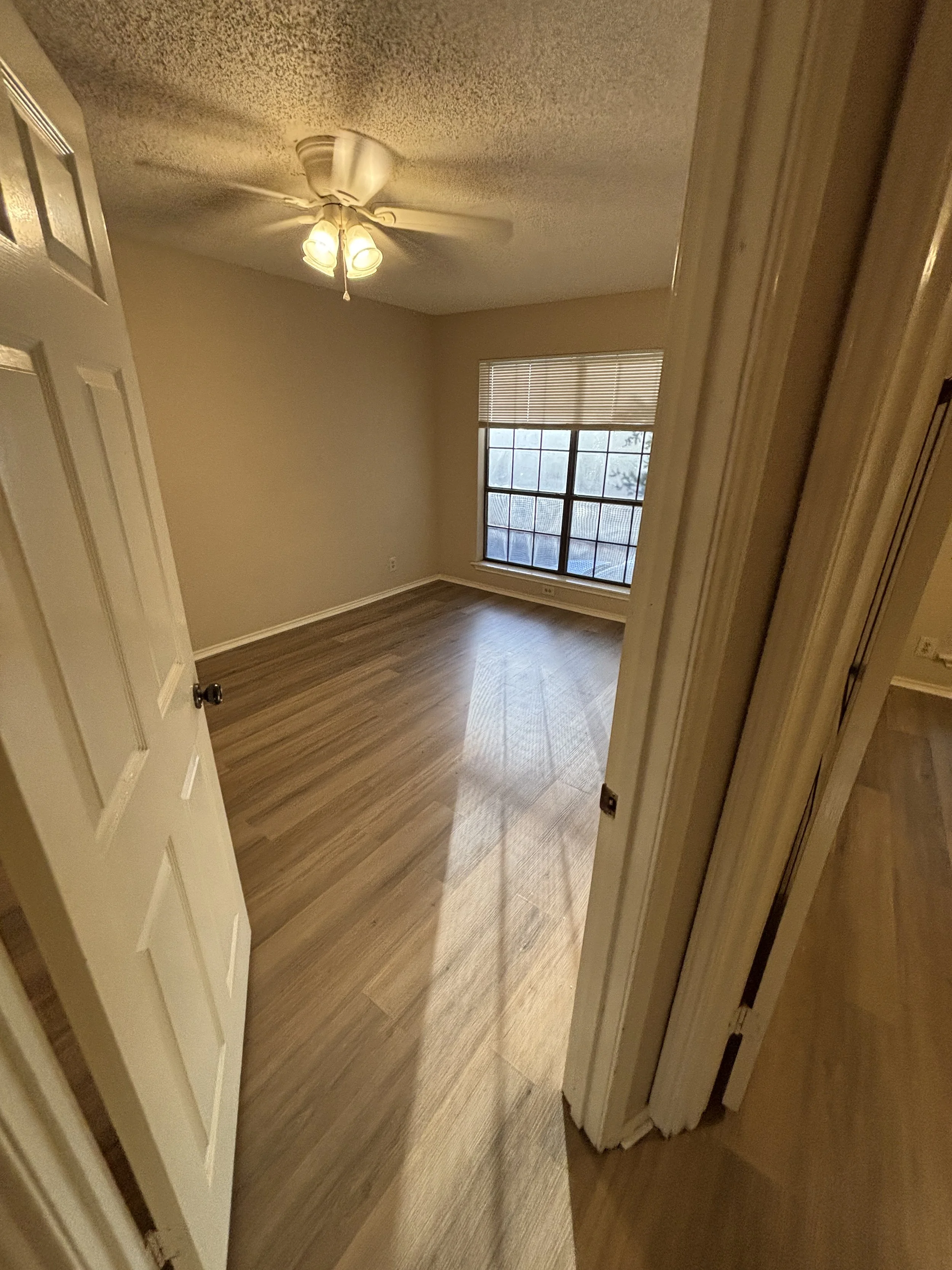 Luxury Vinyl Plank (LVP) Flooring Installation – San Antonio

Luxury vinyl plank flooring installation in a modern wood-look finish, installed to create a clean and continuous flow into the room. LVP is a great option for durability, water resistance