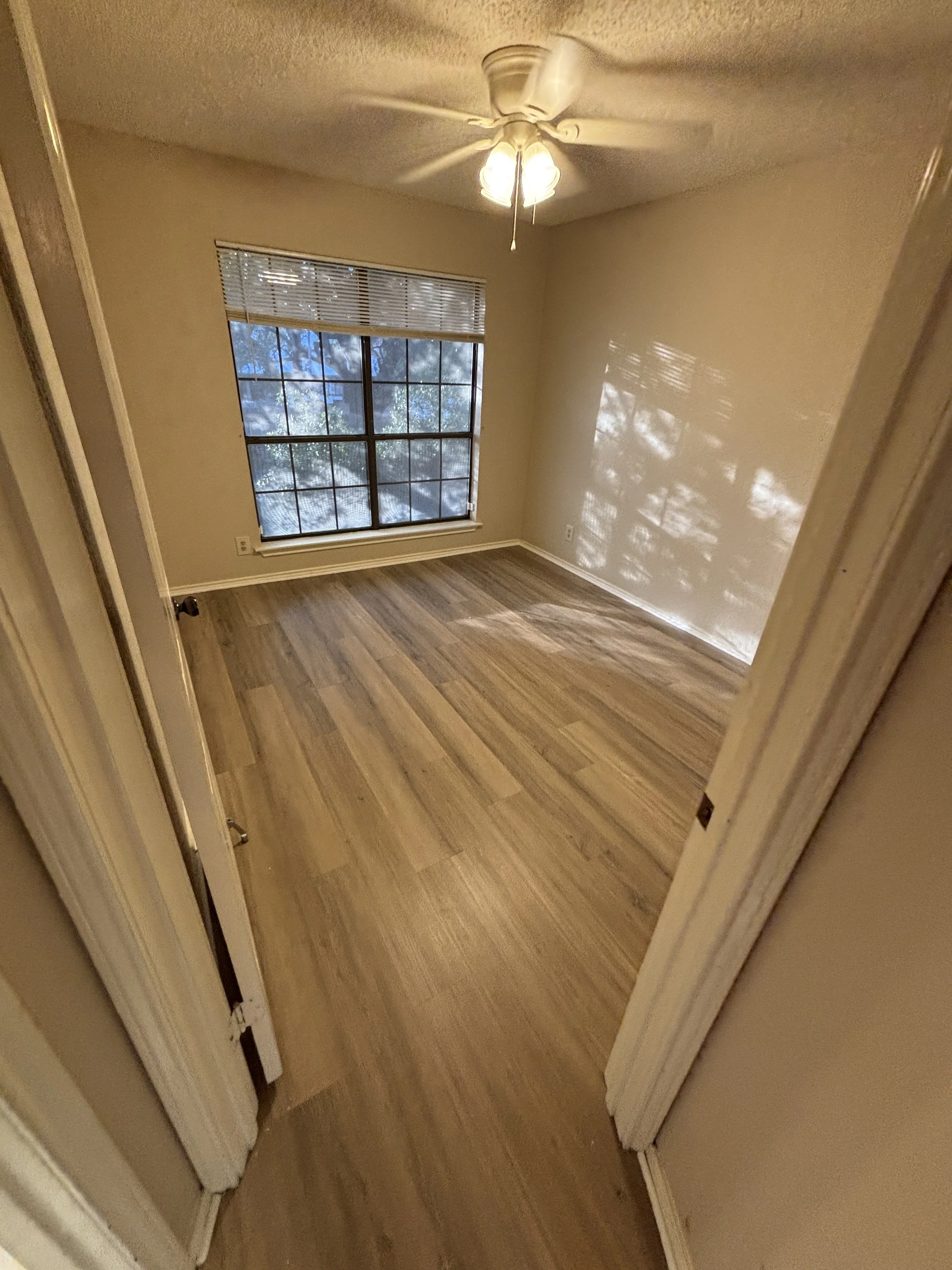 Luxury Vinyl Plank (LVP) Flooring Installation – San Antonio

Luxury vinyl plank flooring installation in a modern wood-look finish, installed to create a clean and continuous flow into the room. LVP is a great option for durability, water resistance