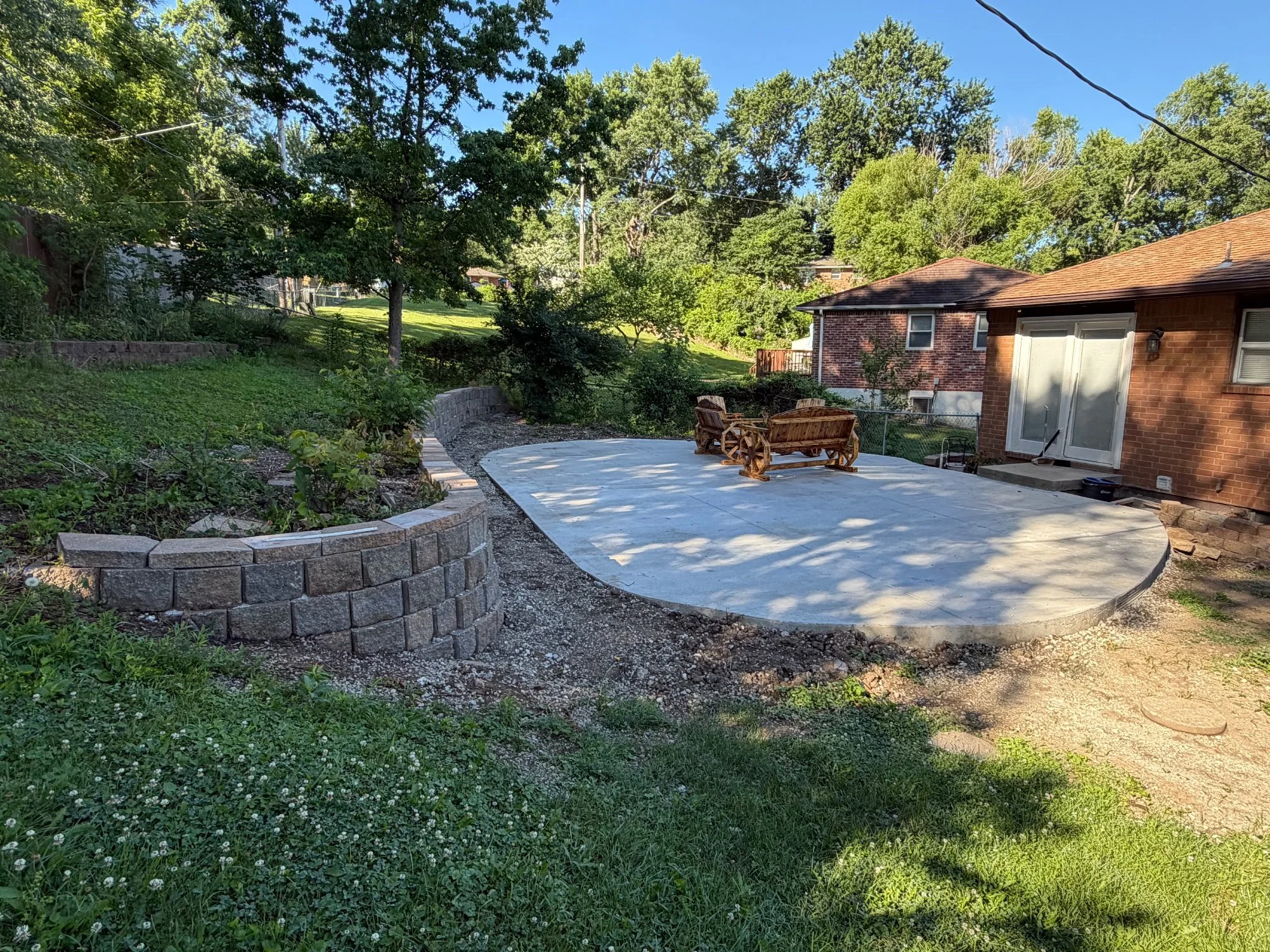 Oval patio and retaining wall