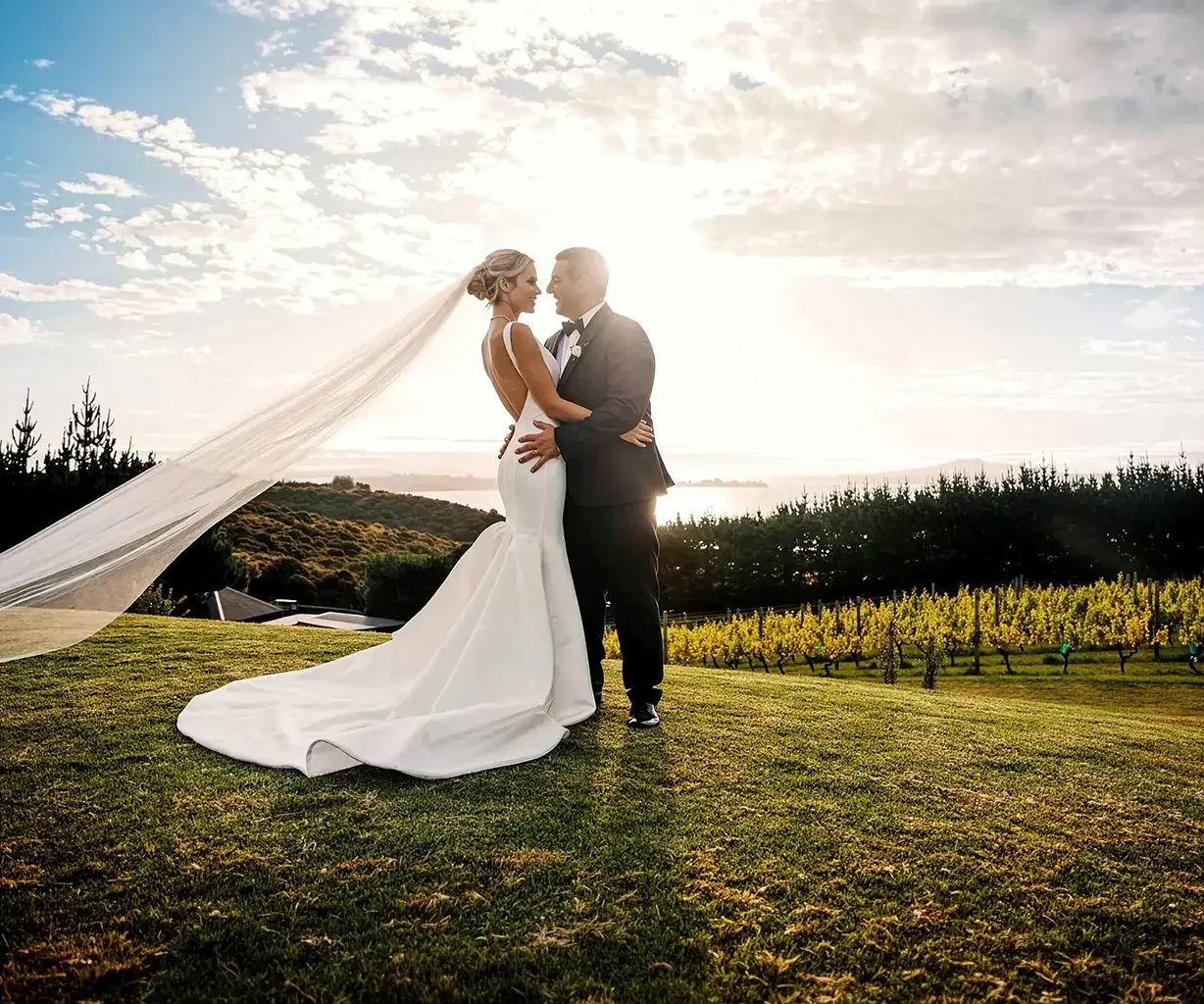 Anna Hutchison and Mike Gillespie's Waiheke Island wedding featured in Woman's Day