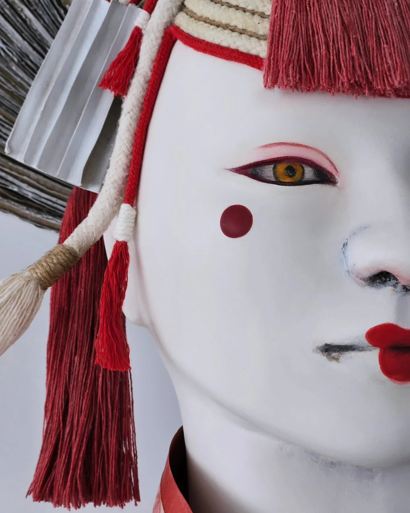 Close up on Kaito ✨️ 

She's actually an older piece i wasn't happy with and decide to rework. Besides the back of the headpiece and the wooden bowl, she's been completely transformed and is a few centimetres taller! 😄

I have a few more details to 