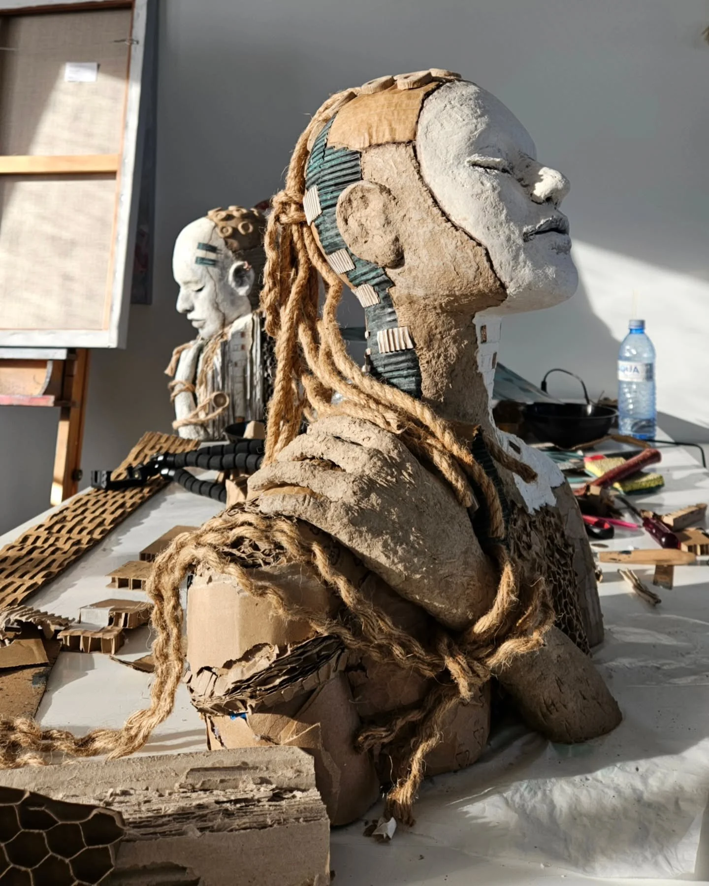 I've been focusing on this piece for the past couple of weeks and i'm making good progress 🙂

It's actually going faster than what i thought and i'm going to start working on the details tomorrow.

I had to take a break and clean my studio today bec