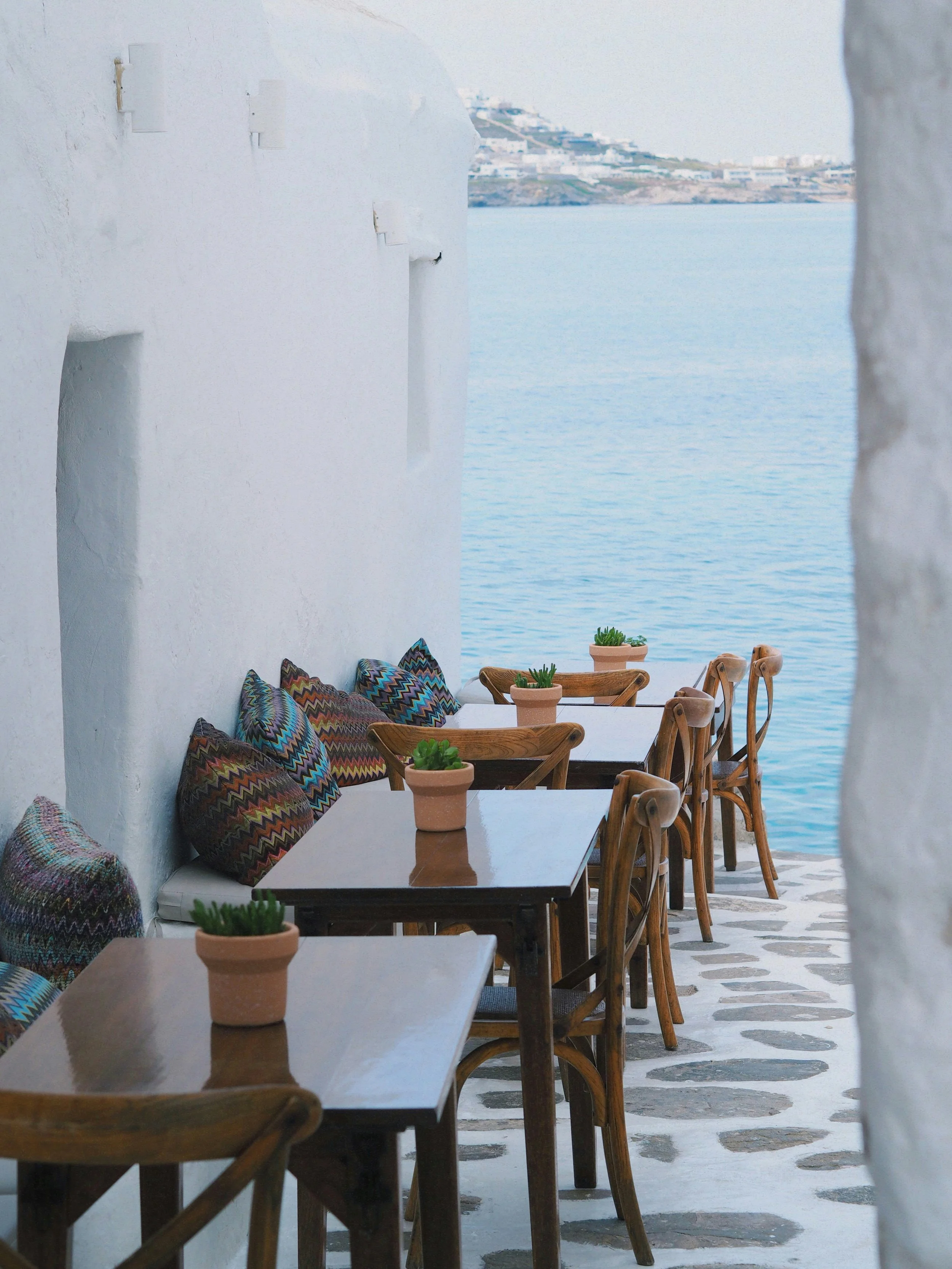 Terrasse méditerranéenne vue mer, ambiance brunch grec Héra Coffee Nice.