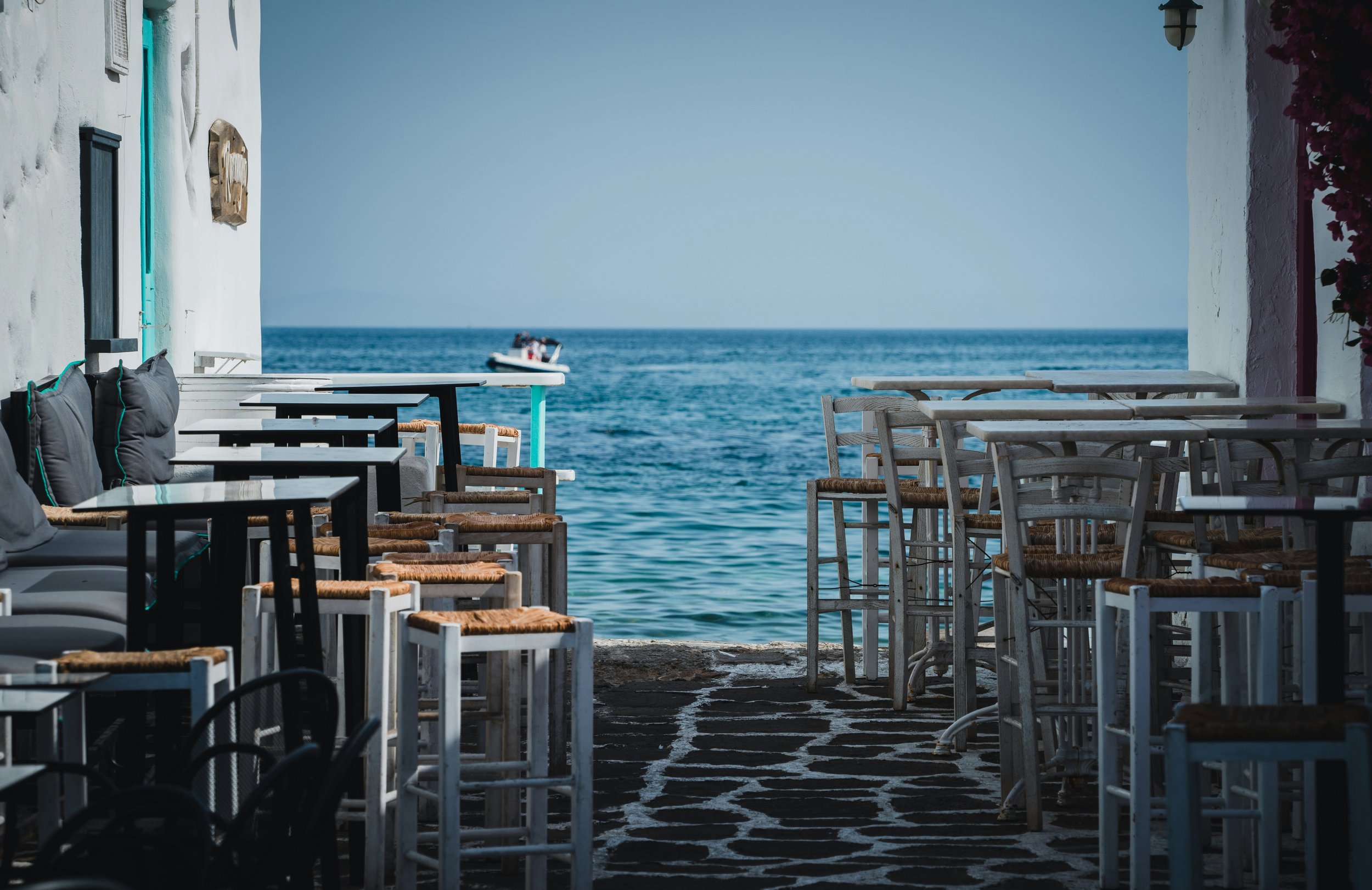Terrasse de restaurant, vue mer, brunch grec Héra Coffee Nice.