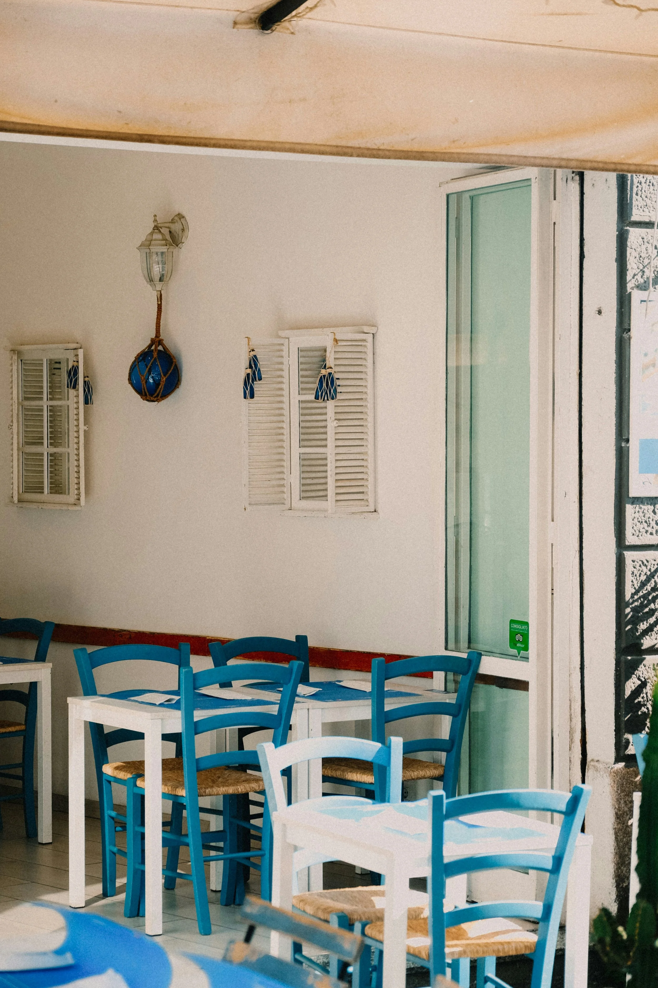 Décor intérieur inspiré des îles grecques, brunch Héra Coffee Nice.