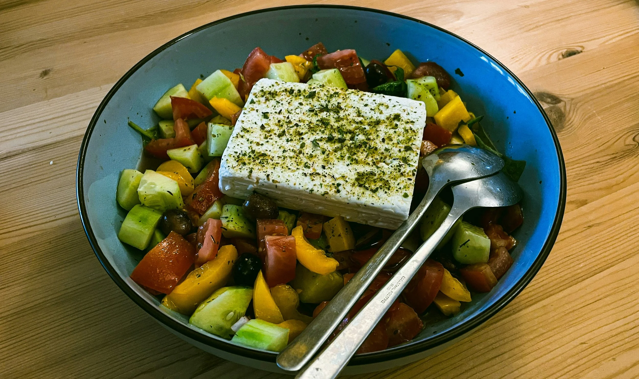 Salade grecque aux légumes frais et feta aux herbes, brunch Héra Coffee Nice.