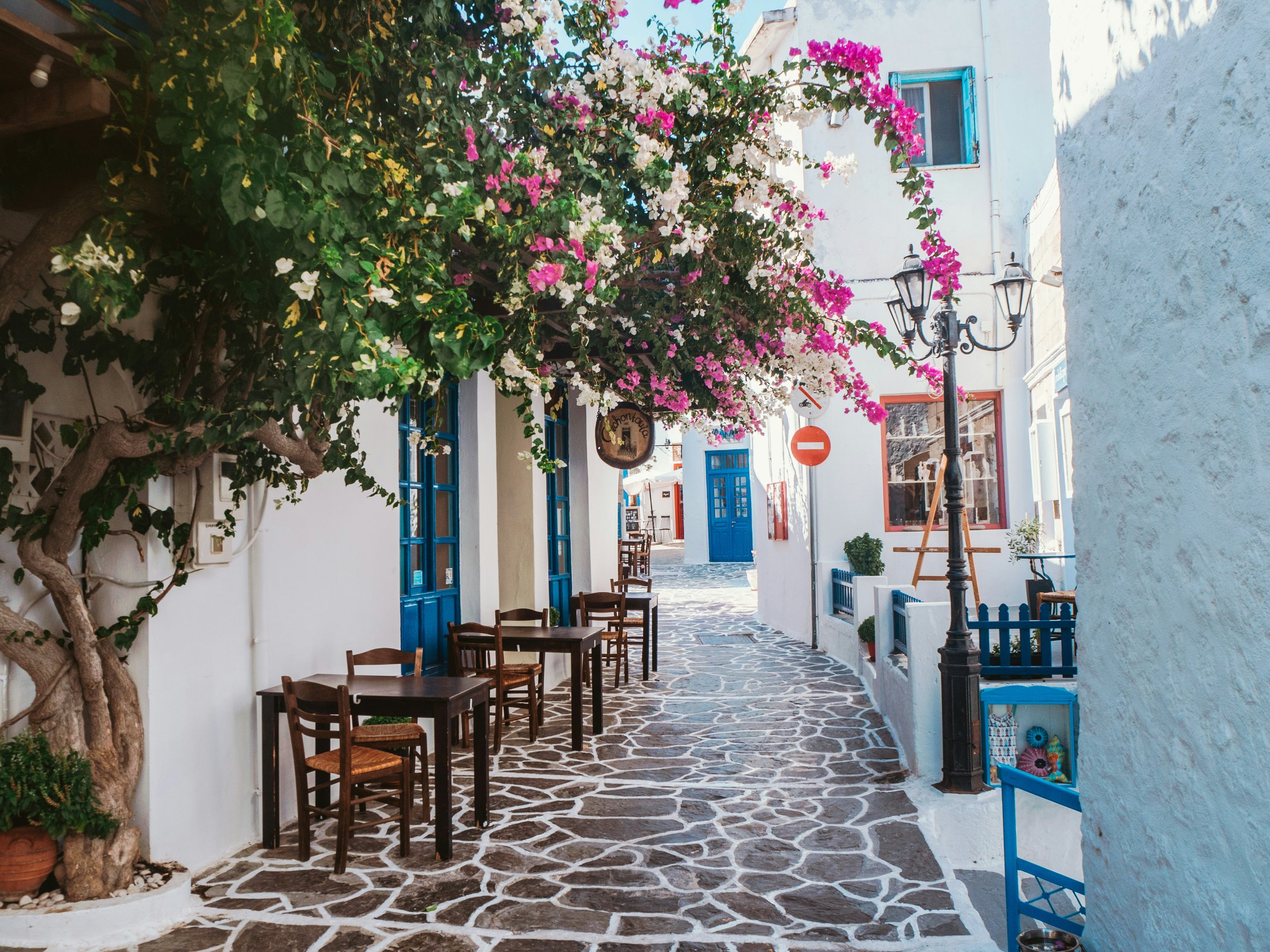 Rue pittoresque de village grec, décor méditerranéen, brunch Héra Coffee Nice.